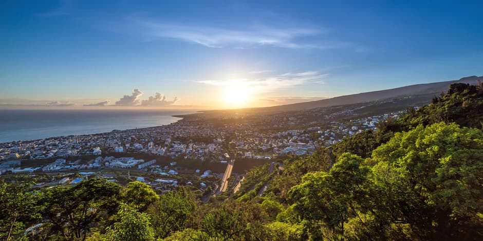 Vue panoramique de Saint-Denis, La Réunion au coucher du soleil